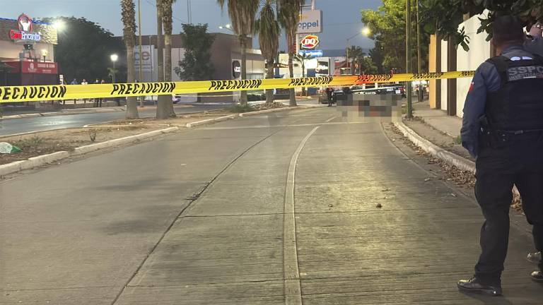 Autoridades acordonaron el bulevar Álvaro del Portillo tras el asesinato de un motociclista en el fraccionamiento Valle Alto.