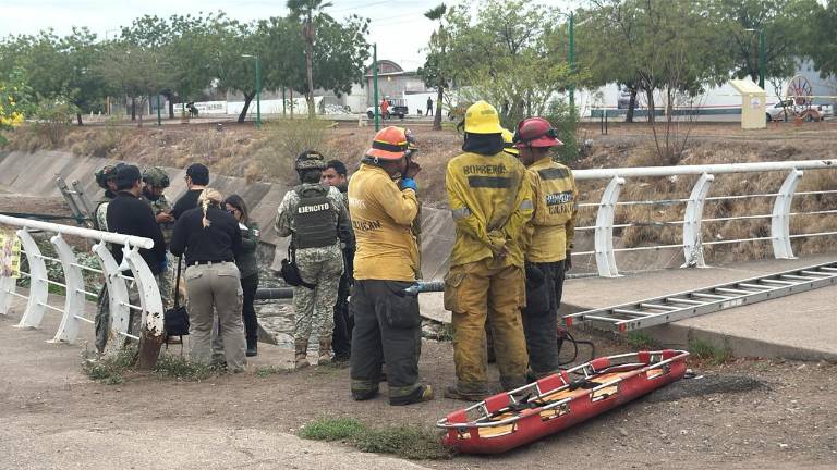 Elementos de rescate y autoridades realizaron maniobras para retirar el cuerpo localizado en un canal pluvial de Culiacán.