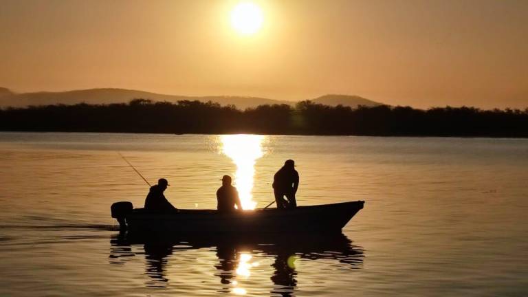 Pescadores de Mazatlán inician sus jornadas de trabajo desde muy temprano.