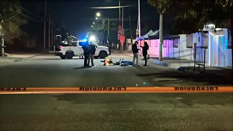 El menor quedó sin vida junto a la motocicleta en la que circulaba al momento del ataque en Los Mezcales.