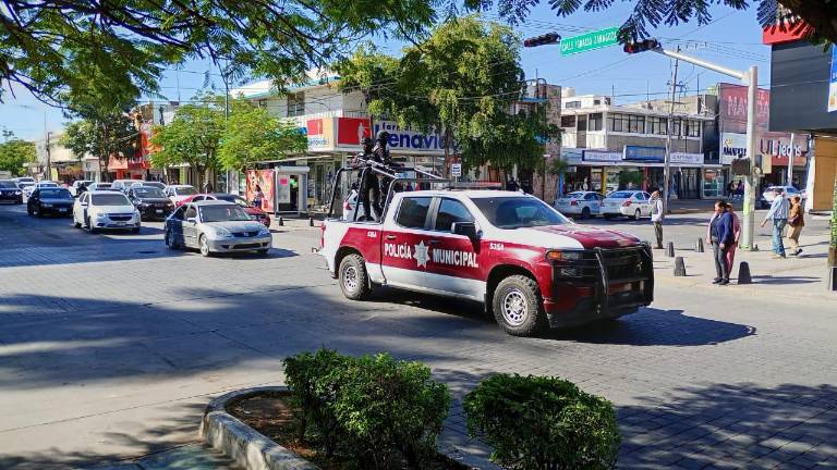 Tres jóvenes fueron detenidos en Los Mochis; autoridades les aseguraron un machete.