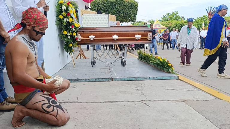 El sonido del caracol inició la ceremonia de despedida.