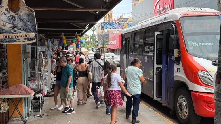 Pasajeros esperan por periodos más prolongados el transporte urbano en Mazatlán ante una aparente menor presencia de unidades este domingo.