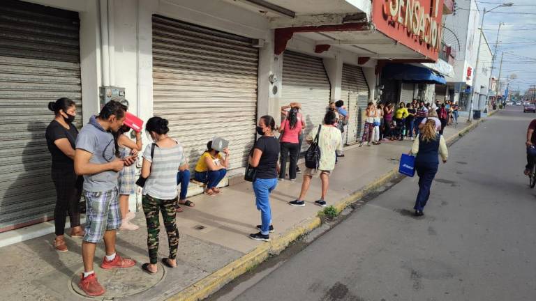 Comercios de Mazatlán registran filas para canje de útiles y uniformes escolares