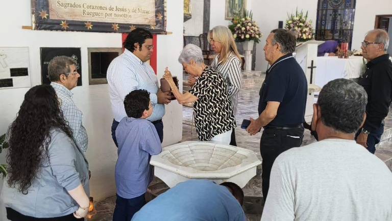 Familia y amigos, entre ellos su hijo Ricardo Lozano, despidieron a Martha Solorza Hernández en Rosario, donde se celebró una misa para depositar sus cenizas.