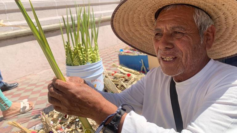 Don José Pamila es originario de Puebla y recorre el país tejiendo palma.
