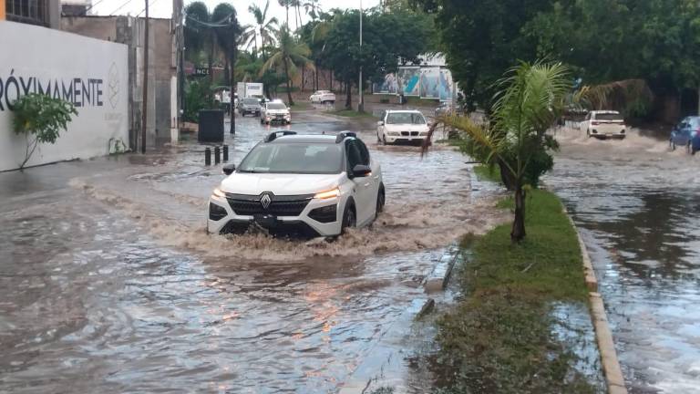 Algunos tramos de la zona turística de Mazatlán tuvieron vialidades inundadas.