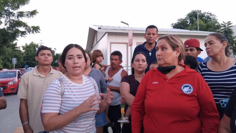 Familiares se mantuvieron afuera del hospital este lunes.