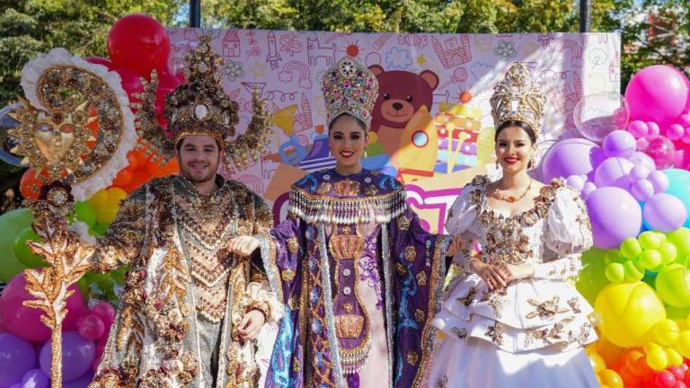 Víctor II, Rey del Carnaval 2023; la Reina Alejandra I y Uma I, Reina de los Juegos Florales, recibieron a las personas que llevaron juguetes a la Plazuela Machado.
