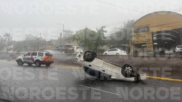 En medio de la lluvia, un automóvil quedó volcado y abandonado sobre el Bulevar México 68 de Culiacán.