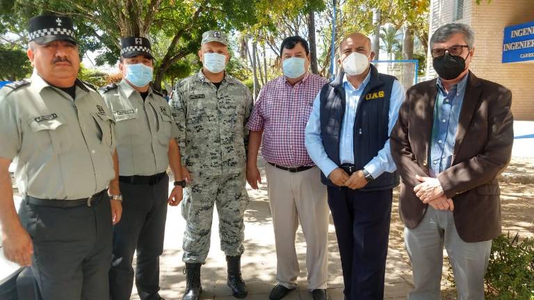 Autoridades estatales y federales monitorean los ultracongeladores que albergarán las vacunas contra el Covid-19