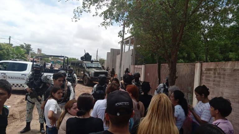 En la zona hay presencia de la Fiscalía General de la República, Secretaría de la Defensa Nacional y Guardia Nacional, además de vecinos y familias de los menores.