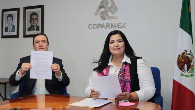 Rosa Elena Millán, primera candidata en firmar los 10 compromisos de Coparmex