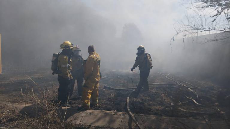 Elementos de Bomberos Veteranos y de la Secretaría de Protección Civil atendieron el reporte del incendio de una bodega de camiones en el Limón de los Ramos.