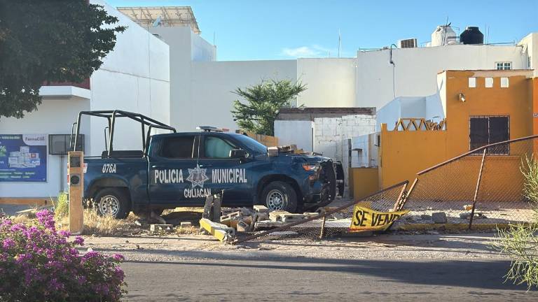 Una patrulla de la Policía Municipal de Culiacán terminó estrellada contra un domicilio tras un percance vial.