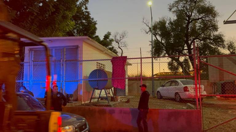 Agentes y paramédicos acudieron este sábado al cárcamo donde fue encontrado sin vida el vigilante en la colonia Texas, en Los Mochis.