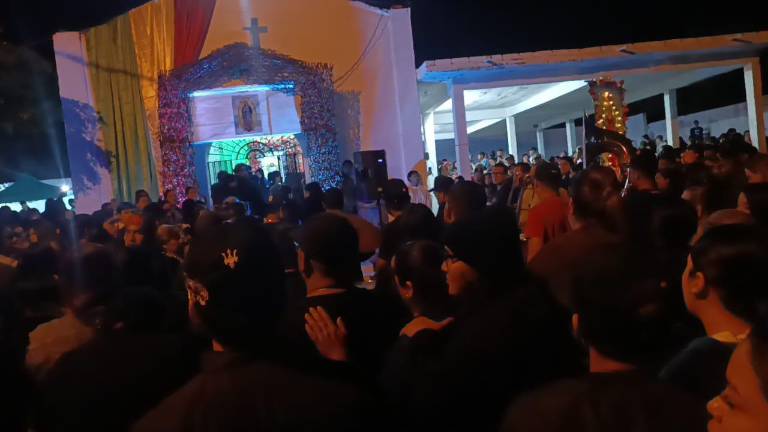 Cientos de devotos llegan a la Capilla del Gallo, al sur de Escuinapa, para celebrar a la Virgen de Guadalupe.