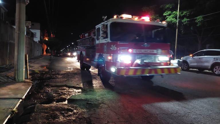 Tras chocar en el puente del Palmito, en Culiacán, agente de la PEP es llevada a un hospital