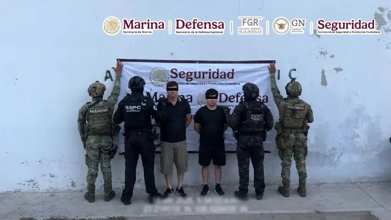 Efraín “N” y Jesús “N” fueron detenidos en operativo en Mazatlán en el que también se aseguraron un fusil Barrett, granadas, droga, equipo táctico y una camioneta blindada.