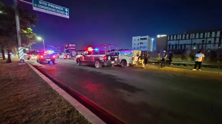 Autoridades de investigación acudieron al sitio del accidente para realizar las diligencias y recabar indicios.