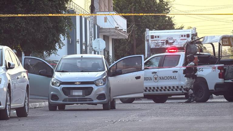 Elementos de la Guardia Nacional y paramédicos atendieron la escena del ataque en la colonia Las Cucas y trasladaron al lesionado al hospital.