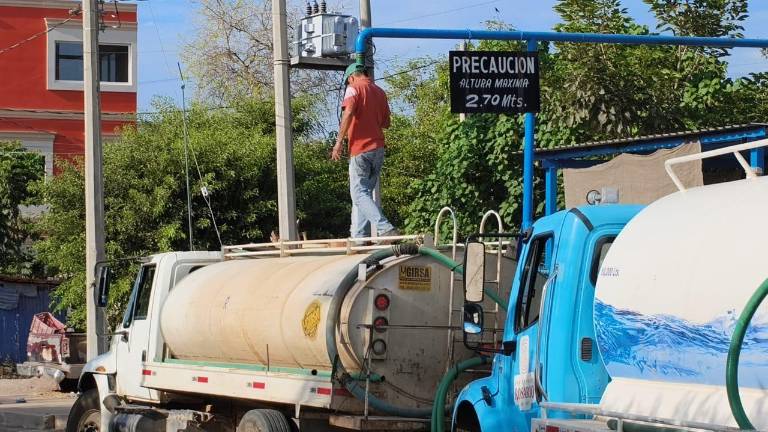 Personal de la Jumapars lleva a las comunidades rurales de Rosario el abasto de agua potable.