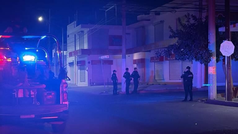 Elementos de seguridad acordonaron el área tras el ataque armado en el Centro de Culiacán.