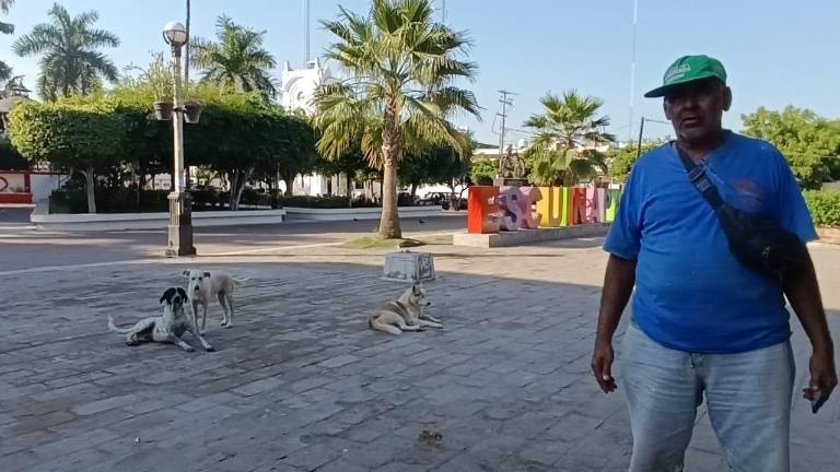 El Capu es uno de los vecinos que a diario alimenta a los perritos.
