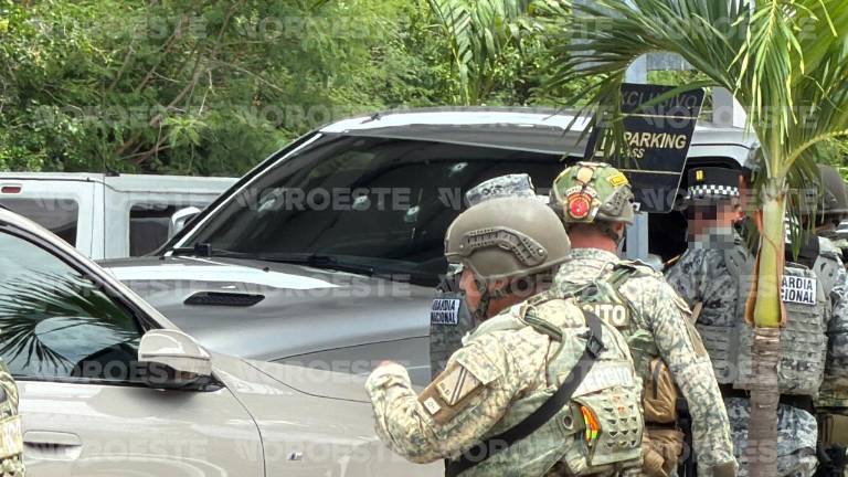 Una camioneta RAM con impactos de bala ingresó al estacionamiento del Aeropuerto Internacional de Mazatlán durante una persecución.