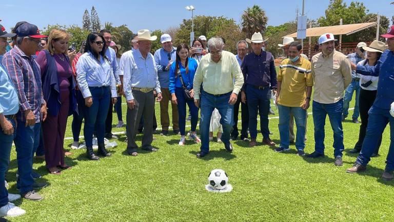 El Gobernador Rubén Rocha Moya inaugura cancha de futbol en La Reforma