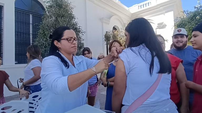 En el Palacio Municipal de Escuinapa instalaron un módulo de vacunación contra el sarampión.