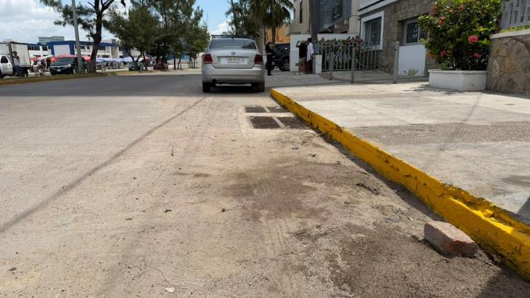 Vendedores aseguran que la prohibición para estacionarse en un tramo del Paseo Claussen afecta sus actividades y dificulta el acceso de turistas a la playa.