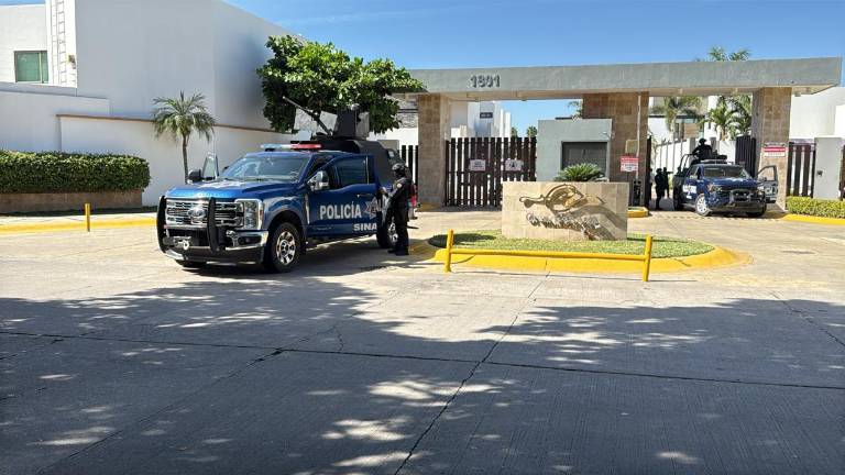 Las acciones de uniformados comenzaron después de que se reportó el despojo de una camioneta Nissan NP300 de redilas color blanca de modelo reciente.