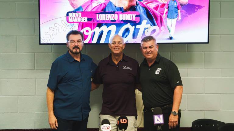 Lorenzo Bundy (centro) es presentado como mánager de Tomateros.
