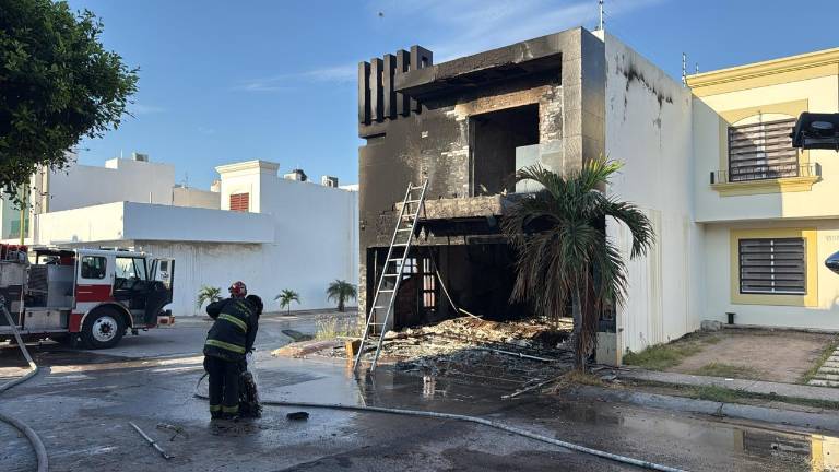 Bomberos de Culiacán reportan aumento en atenciones a viviendas incendiadas o dañadas por vandalismo.