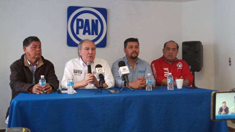 Los dirigentes del PRI, PAN y PRD en el puerto y Eduardo Ortíz Hernandez, candidato a Senador por la república, en conferencia de prensa.