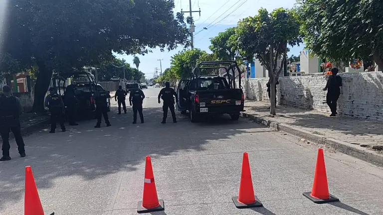 Fuerzas federales mantienen cerradas calles aledañas a vivienda donde encontraron explosivos.