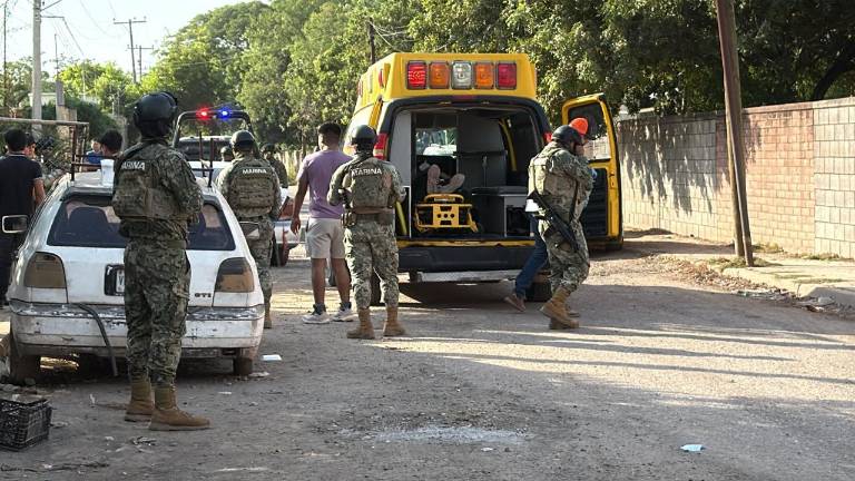 Elementos de seguridad resguardaron la zona en la colonia Alto Bachigualato donde tres jóvenes fueron atacados a balazos.