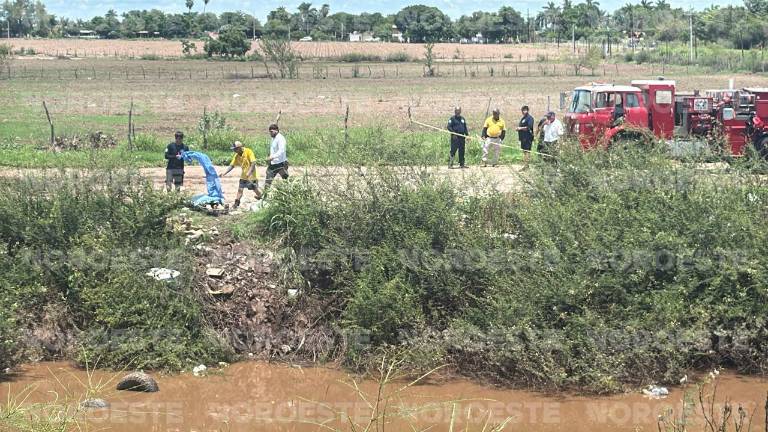 Una camioneta terminó volcada dentro de un dren de aguas residuales en Villa Ángel Flores, Navolato, y el cuerpo de su conductor fue rescatado.