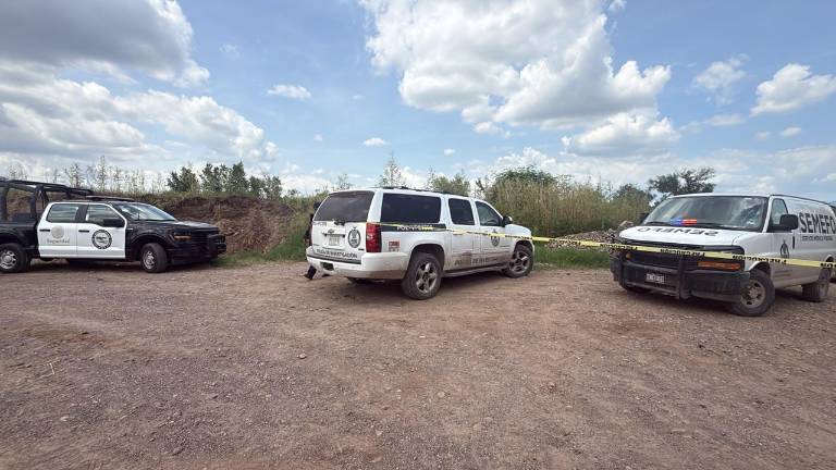 Autoridades resguardaron la zona donde fue localizado sin vida un hombre en la ribera del Río Culiacán.