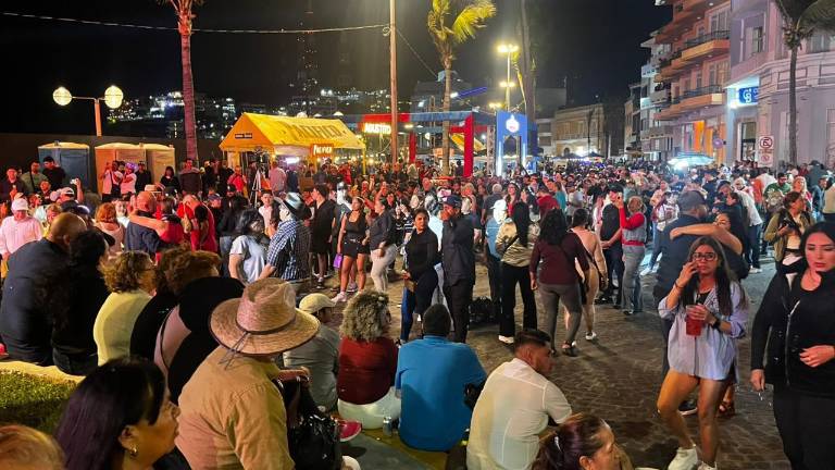 Miles de personas disfrutan de la gran fiesta mazatleca.