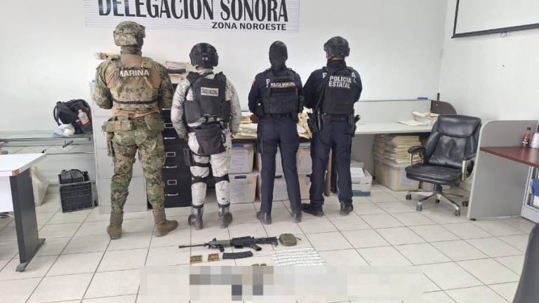 En el operativo se aseguró un vehículo tipo sedán, con reporte de robo, así como un arma larga y cartuchos.