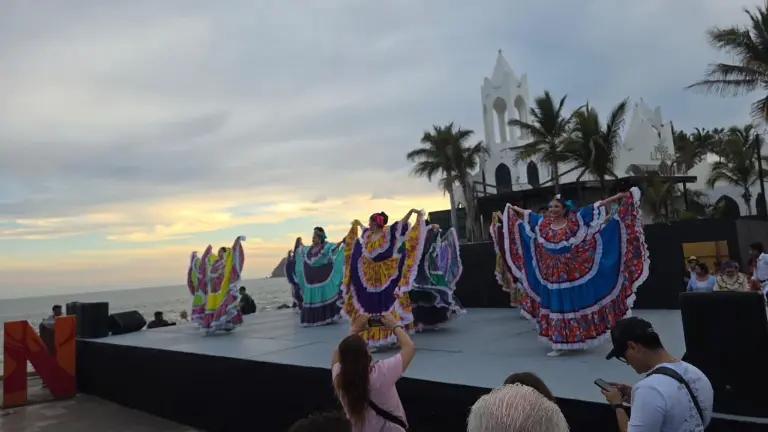 Grupos de bailarines interpretaron distintos números.