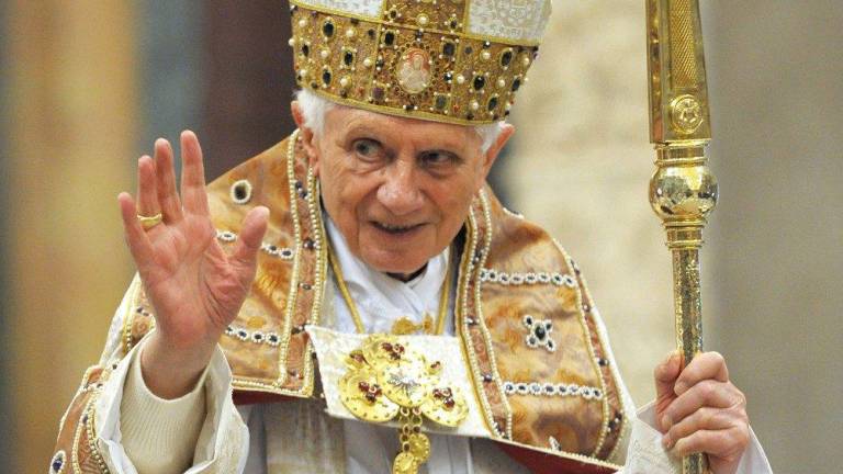 Benedicto XVI sucedió a Juan Pablo II en el pontificado católico y falleció este 31 de diciembre sosteniendo el título de Papa emérito tras su renuncia en 2013.