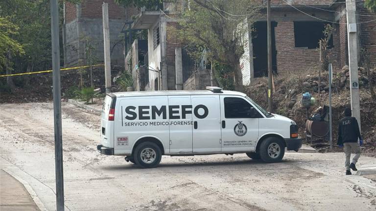 Elementos de seguridad y peritos de la Fiscalía acudieron a la zona donde ocurrió el homicidio en Culiacán.