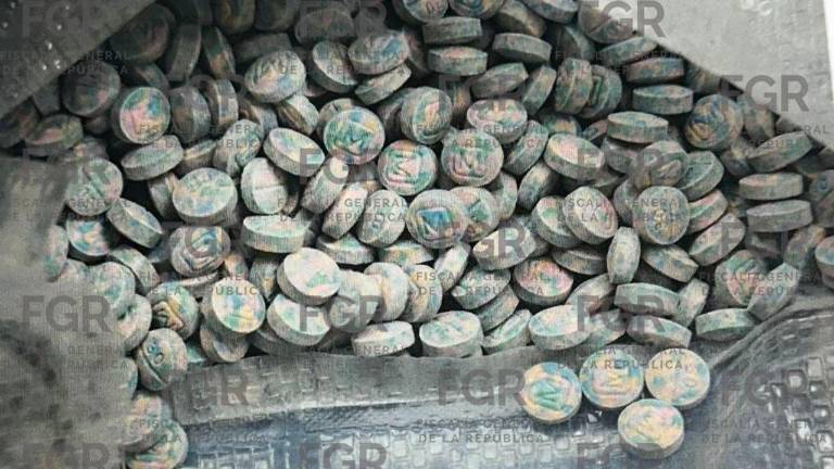 Autoridades aseguraron miles de pastillas de fentanilo tras la detención de una mujer en el sur de Culiacán.