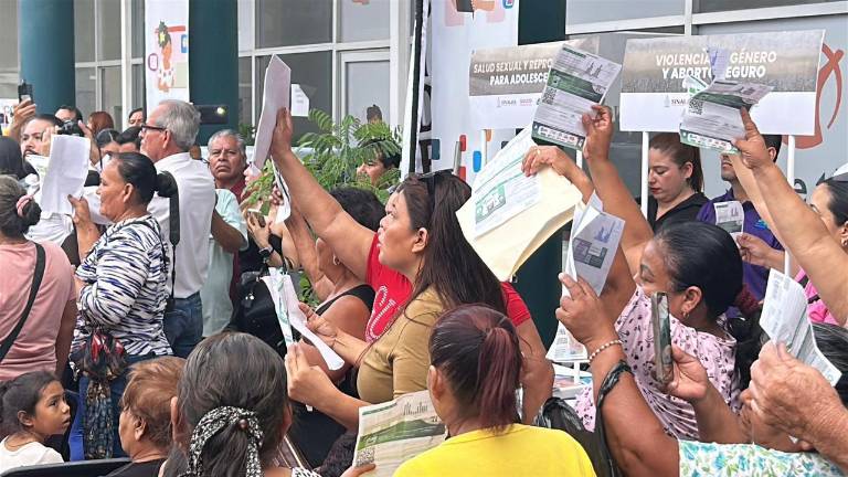 Habitantes de Villa Juárez, en Navolato, se manifiestan en evento de la Gobernadora Yeraldine Bonilla por los altos cobros de la CFE.