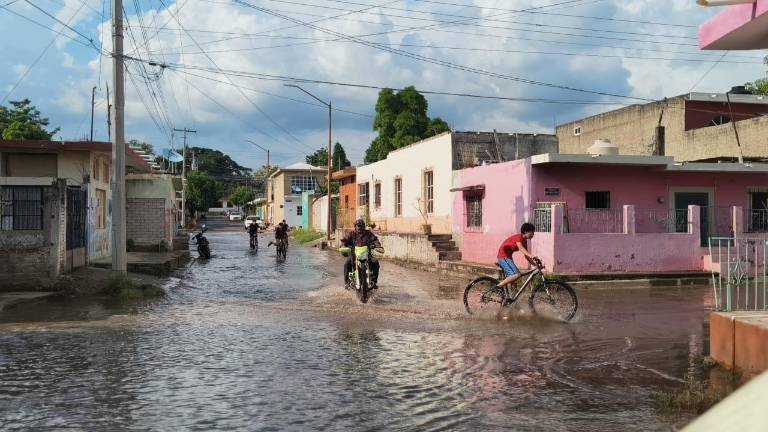 Algunas calles presentaron encharcamientos.
