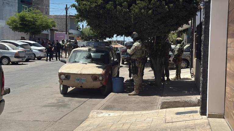 Personal de las Fuerzas Armadas y corporaciones en la zona donde un hombre fue asesinado.