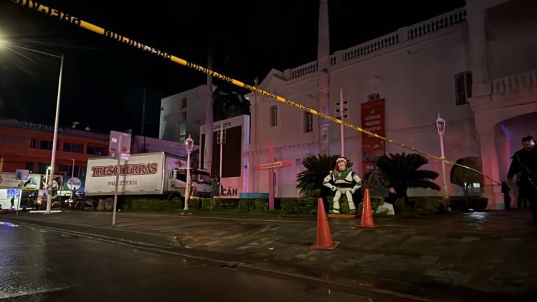 El chofer de un tráiler fue asesinado a balazos en el Centro de Culiacán y terminó impactada en una fuente del Palacio Municipal.